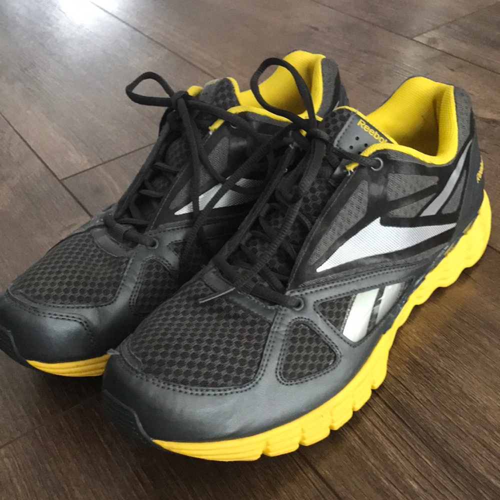 Men’s Reebok tennis shoe